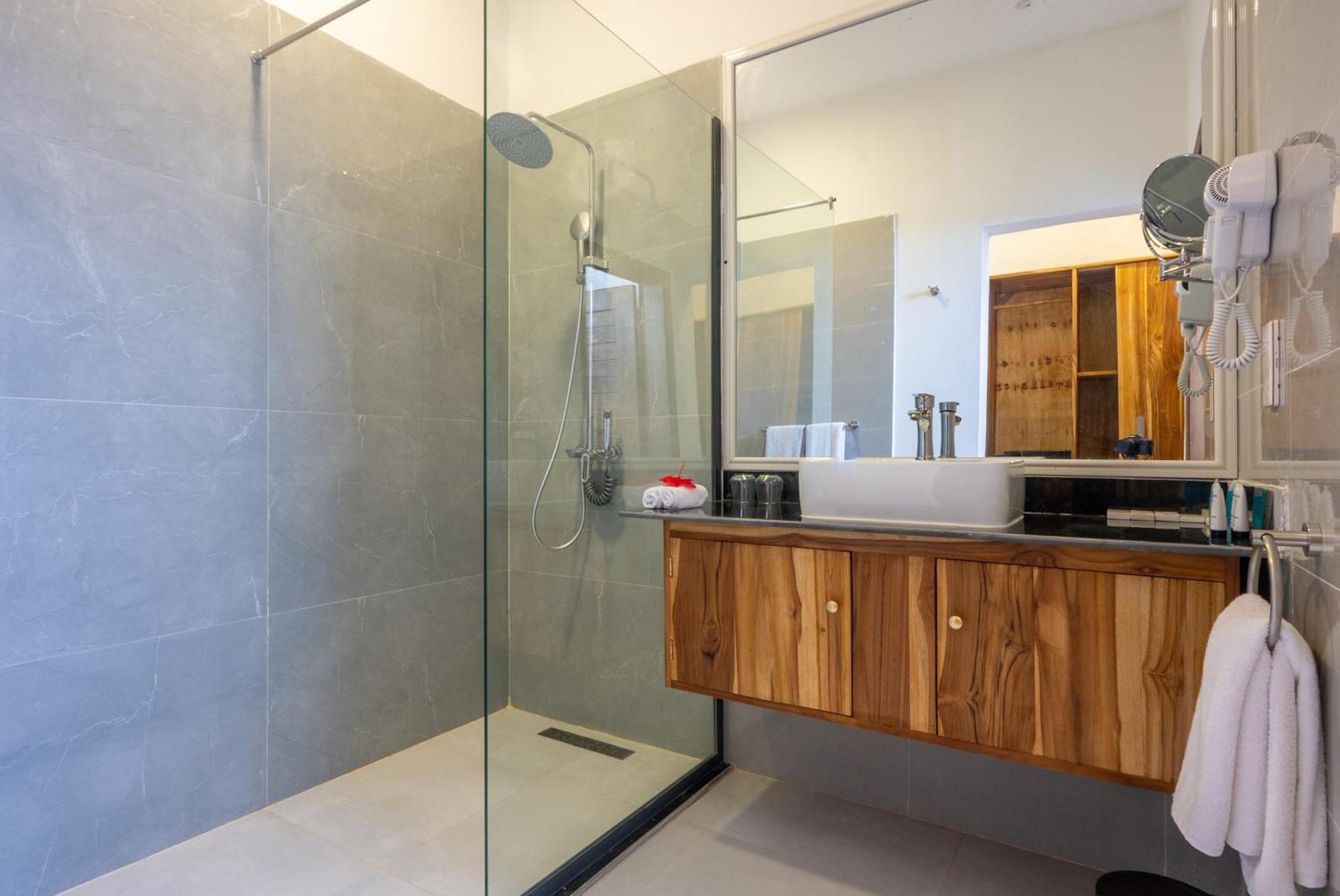 Royal Mandarin & 5* Pwani Mchangani